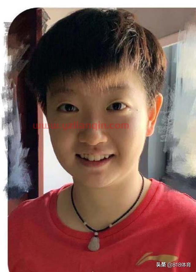 孙颖莎式追星!小魔王找樊振东签名:现在是迷妹,签完头也不回走了