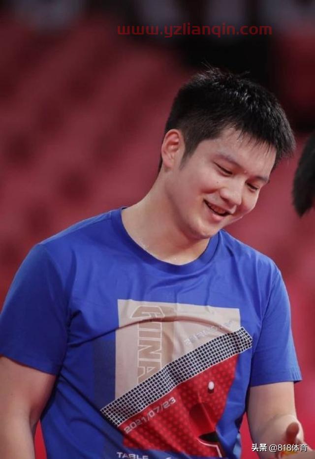 孙颖莎式追星!小魔王找樊振东签名:现在是迷妹,签完头也不回走了
