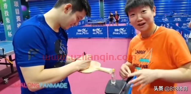 孙颖莎式追星!小魔王找樊振东签名:现在是迷妹,签完头也不回走了