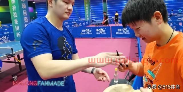 孙颖莎式追星!小魔王找樊振东签名:现在是迷妹,签完头也不回走了
