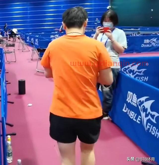 孙颖莎式追星!小魔王找樊振东签名:现在是迷妹,签完头也不回走了