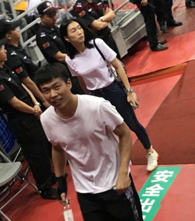 易建联全家罕见现身，5岁儿子身高1米3，与30岁妻子仍未举办婚礼