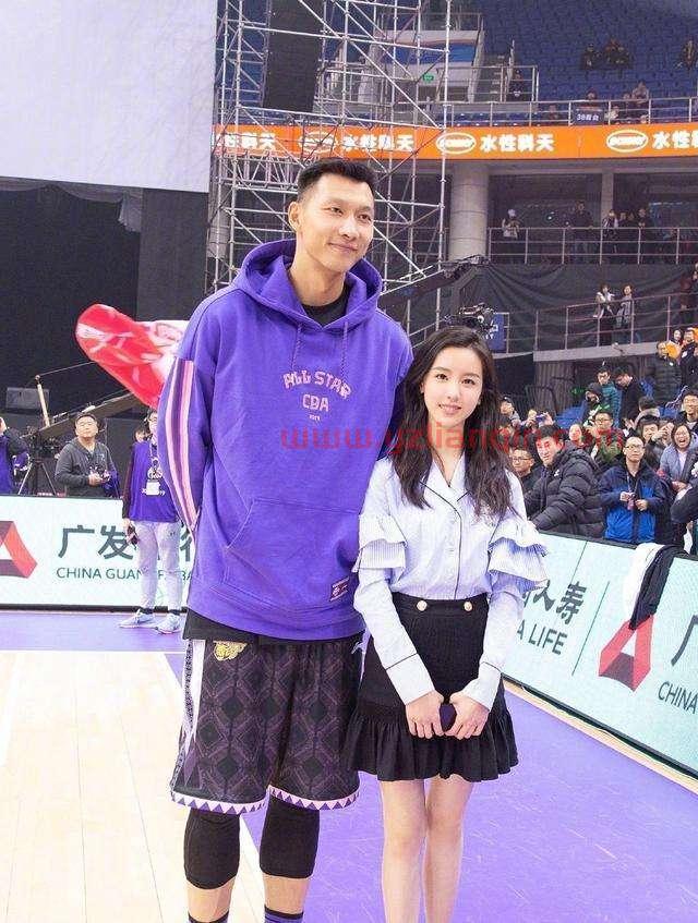 易建联全家罕见现身，5岁儿子身高1米3，与30岁妻子仍未举办婚礼