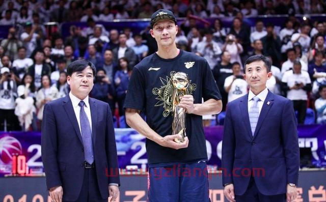 易建联全家罕见现身，5岁儿子身高1米3，与30岁妻子仍未举办婚礼